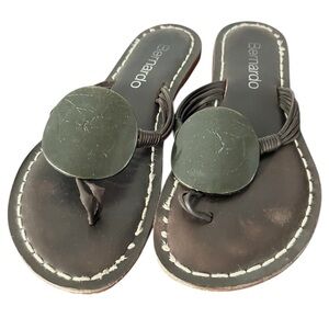 Bernardo brown leather slide thong sandals metal medallion contrast stitch sz 8